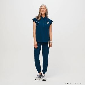 Figs XS Rafaela top and SM(R) Zamora joggers Deep Reef